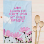 Paño De Cocina El día de la madre floral de una terapeuta no remu<br><div class="desc">Una divertida toalla de cocina del Día de la Madre con humor floral no remunerado de mamá. Graciosa toalla de cocina para el día de la madre con una cita humorística Gracias por ser siempre mi terapeuta no remunerada. El texto está en un fondo de color negro con flores rosas...</div>