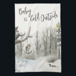 Paño De Cocina El paisaje invernal bebe su frío afuera<br><div class="desc">Toalla de cocina de Winter Landscape,  con letras "baby it's Cold Outside" en la moderna tipografía de escritura. Este rústico diseño rústico tiene una acuarela de un sendero de bosques nevados,  un lago con pato,  un ladrón y un búho en el balancín de árboles.</div>