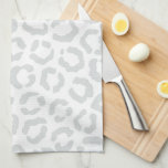 Paño De Cocina Elegante animal de leopardo gris blanco<br><div class="desc">Este elegante diseño de moda es perfecto para la moderna y elegante moda. Tiene un patrón de impresión animal de leopardo blanco y gris dibujado a mano. Es moderno, simple y lindo. ***NOTA DE DISEÑO IMPORTANTE: Para cualquier solicitud de diseño personalizado, como solicitudes de productos coincidentes, cambios de color, cambios...</div>