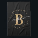 Paño De Cocina Elegante Girly Black Gold Monograma Script<br><div class="desc">Monograma de personalizado de guion con nombre inicial monocromático personalizado, elegante, moderno, negro y dorado. Con un primer monograma y un guión de nombre ondulado en una caligrafía con letras a mano, el tamaño de la letra cruz y el marco de círculo punteado alrededor de tu monograma. Regalo femenino perfecto...</div>