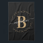 Paño De Cocina Elegante Girly Black Gold Monograma Script<br><div class="desc">Monograma de personalizado de guion con nombre inicial monocromático personalizado, elegante, moderno, negro y dorado. Con un primer monograma y un guión de nombre ondulado en una caligrafía con letras a mano, el tamaño de la letra cruz y el marco de círculo punteado alrededor de tu monograma. Regalo femenino perfecto...</div>