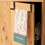 Paño De Cocina Elegante Moda Bonito Patrón floral Nombre personal<br><div class="desc">Moda Patrón floral personalizado Toalla de cocina moderna. Estas coloridas toallas de cocina floral son perfectas para darle un toque de color a su cocina. Hacerlos únicos tuyos añadiendo tu nombre o presupuesto favorito. Ya sea que sea un chef experimentado o un aspirante a cocinero casero, estas toallas son el...</div>