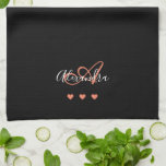 Paño De Cocina Elegante Monograma de Nombre en Script Rosa Negro<br><div class="desc">Personaliza tu hermosa toalla de cocina negra con monograma. Los corazones debajo del monograma están dedicados a tus seres queridos, también puedes personalizar el número de corazones. Simplemente copia/ pega los corazones en el campo de texto; puedes eliminarlos si lo prefieres. Si necesitas ayuda, por favor háznoslo saber, estaremos encantados...</div>