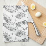 Paño De Cocina Elegantes Rosas negras grabadas de época y cintas<br><div class="desc">Elegante y romántico rosas vintage con grabado negro,  flores,  viñas,  hojas y mariposas con cintas y arcos entrelazados sobre un fondo blanco.</div>