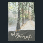Paño De Cocina Espíritus de hormigón en el paisaje invernal brill<br><div class="desc">Toalla de cocina de Winter Landscape,  con letras "Baking Spirits Bright" en tipografía de escritura a la moda. Este rústico diseño rústico de campo presenta una acuarela de un sendero arbolado con farolillos cálidos y una cabaña de campo.</div>