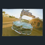 Paño De Cocina Famoso motel Blue Swallow en la Ruta 66<br><div class="desc">Tucumcari,  Nuevo México. Famoso motel Blue Swallow en la Ruta 66 con un viejo coche aparcado enfrente.</div>