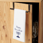 Paño De Cocina Feliz Hanukkah Simple Blue Menorah<br><div class="desc">Feliz toalla de cocina de Hanukkah,  con un sencillo diseño de menorah azul y tipografía de escritura. Con letras en personalizable blanco,  puede agregar su propio texto. Un añadido festivo a su decoración de temporada y de vacaciones.</div>