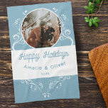 Paño De Cocina Festividad feliz Foliage Blue Couple Photo<br><div class="desc">Festive Happy Holidays Foliage Blue Couple Photo towel. Bonita follaje blanco sobre un fondo azul. Personaliza la toalla con tus nombres,  foto y año.</div>