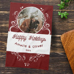 Paño De Cocina Festividad feliz Foliage Fotografía de la Pareja R<br><div class="desc">Festive Happy Holidays Foliage Red Couple Photo towel. Bonita follaje blanco sobre un fondo rojo. Personaliza la toalla con tus nombres,  foto y año.</div>