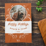 Paño De Cocina Festividad feliz Foliage Naranja de pareja foto<br><div class="desc">Festive Happy Holidays Foliage Naranja Couple Photo towel. Bonita follaje blanco sobre un oscuro fondo naranja. Personaliza la toalla con tus nombres,  foto y año.</div>