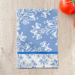 Paño De Cocina Flor de maíz blanco de Damasco floral azul con bor<br><div class="desc">Una toalla de cocina con un elegante patrón de damasco de dásidos vintage y hojas con rollos blancos sobre azul de flor de maíz,  con un borde azul sobre blanco.</div>
