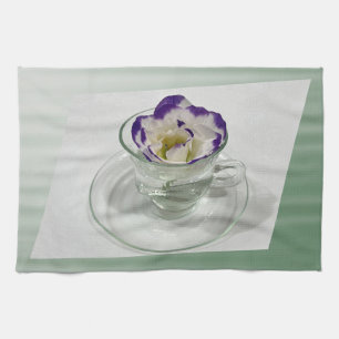 Paño De Cocina Flor morada blanca en una taza