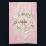 Paño De Cocina Floral Gold Script Monograma Agitación de Geode Ro<br><div class="desc">toalla de cocina de monograma inicial de bonito, con un hermoso nombre de guión con una inicial de oro que se complementa, enmarcada por una delicada guirnalda de rosa floral de acuarela sobre un fondo de agate geodésico rosado. Personaliza para crear un regalo especial de mantenimiento para el tesoro! Diseñado...</div>