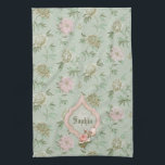Paño De Cocina Floral verde y rosa de Moda giratoria personalizad<br><div class="desc">Bonito de moda estilo casa de campo de diseño floral con flores color rosa pastel,  verde claro y blanco roto sobre un suave fondo verde con un sello enmarcado rosa con un adorno rosa rosa. Espacio para su nombre y/o monograma.</div>