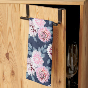 Paño De Cocina Flores blancas y rosas sobre azul oscuro.