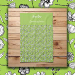 Paño De Cocina Flores dibujadas a mano negra y blanca con un patr<br><div class="desc">Este hermoso patrón floral de dibujos en blanco y negro de flores contrastan con un fondo verde. La obra se realiza con tinta negra sobre papel blanco y un brillante tono de hierba joven para el fondo, lo que da una sensación de primavera y verano. El diseño puede ser personalizado...</div>