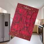 Paño De Cocina Flores rojas de rosa con gotas de lavado - fotogra<br><div class="desc">Esta toalla de cocina tiene un maravilloso patrón floral de rosas rojas profundas - la reina de las flores para todas las mujeres y los amantes de las flores. Personalizado de texto y purpurina. Foto original de Marions Art.</div>