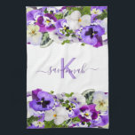 Paño De Cocina Flores violetas púrpuras guión de nombre en monogr<br><div class="desc">Dos elegantes bordes de flores violeta, de color lavanda, moradas y blancas, paneles sobre un elegante fondo blanco. Personaliza y agrega tu nombre y letra de monograma, inicial. Letras de color púrpura. El nombre está escrito con un guión moderno de estilo con letras a mano con toques. Para que los...</div>