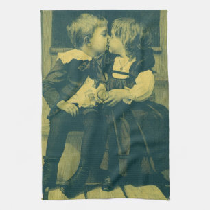 Paño De Cocina Foto antigua de amor y romance, niños besándose