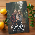 Paño De Cocina Foto completa - Texto de la familia de guiones del<br><div class="desc">Una forma divertida de capturar recuerdos y compartirlos con la familia. Añade una foto vertical y tu leyenda favorita para hacer un recuerdo memorable de las vacaciones.</div>