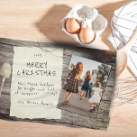 Paño De Cocina Foto de Navidades de escritura de papel antiguo de<br><div class="desc">Papel Rústico De Madera Antiguo Guión De La Toalla De Cocina De La Familia De Feliz Navidad. Escena rústica con madera,  vegetación y papel antiguo con un guión en el papel - personalizar el texto y agrega tu foto.</div>