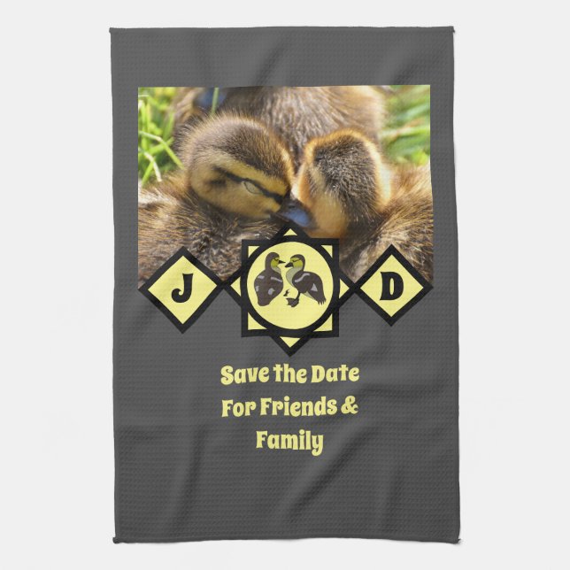 Paño De Cocina Foto en monograma de adorable Twin Ducklings (Vertical)