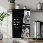 Paño De Cocina Foto Personalizada De Dos Padres De "Papá Eres Mág<br><div class="desc">Abran la cocina con nuestras toallas personalizadas de cocina "Dad You Are Magic". Este diseño único presenta un elegante fondo negro, una preciada foto de dos padres y el mensaje más sincero: "Papá, eres magia". Añade un toque especial personalizándolo con los nombres de tus hijos. Estas toallas de cocina de...</div>