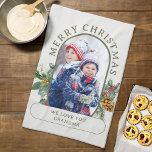 Paño De Cocina Fotos navideñas de Feliz Holly y Pine personalizad<br><div class="desc">Navidades encantadores toalla de cocina fotográfica para su decoración de casa de vacaciones o regalo de fotos de temporada. Personalice para la abuela o el personalizar la redacción para cualquiera que desee. Sus fotos se muestran en formato retrato 16:9 y la plantilla de la foto las mostrará automáticamente en forma...</div>