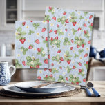 Paño De Cocina Fresas en abejas Watercolor Blue Pin Stripes<br><div class="desc">Bienvenidos a la dulzura del verano en su cocina con este bonito acuarela pintado de fresas con sus hojas y flores rodeadas de abejas melíferas sobre un patrón de rayas azul cielo azul claro y mediano (podemos crear el fondo en cualquier color para usted si lo necesita). Creado por la...</div>
