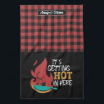 Paño De Cocina Funny Cocinar Pun se está poniendo rojo caliente y<br><div class="desc">Comida divertida y fresca para hacer la cocina más divertida. Regalo personalizado para la familia y amigos que aman cocinar, cocinar y probar una nueva receta en la cocina. Personalizar la redacción para que se ajuste a su ocasión. Puede utilizar la Herramienta de diseño para cambiar aún más el tipo...</div>