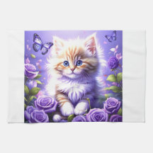 Gatito encantador entre Rosas morados