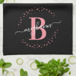 Paño De Cocina Gato de Monograma con el nombre negro rosado elega<br><div class="desc">Monograma de color blanco rosado, elegante, moderno, elegante y negro personalizado de escritura de nombre inicial toalla monogramada personalizada de cocina. Con un primer monograma y un guión de nombre ondulado en una caligrafía con letras a mano, el tamaño de la letra cruz y el marco de círculo punteado alrededor...</div>