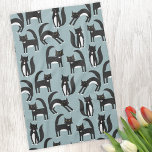 Paño De Cocina Gatos de Tuxedo en blanco y negro<br><div class="desc">Los gatos de esmoquin blanco y negro que se dedican a sus asuntos. Un patrón divertido en un fondo azul medio.</div>