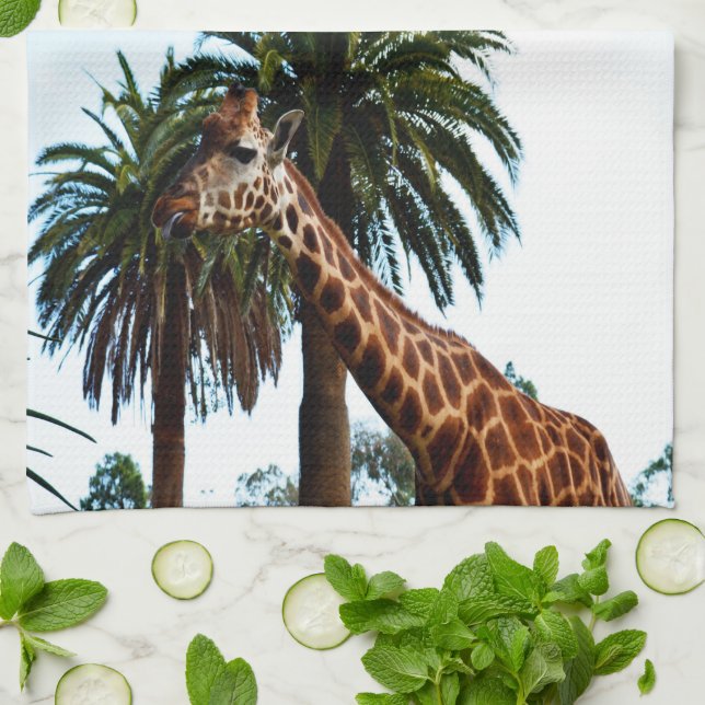 Paño De Cocina Giraffe Graciosa Dando Una Frambuesa, (Doblado)