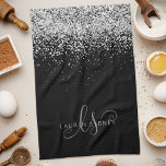 Paño De Cocina Glam Black Silver Purpurina Monograma Nombre<br><div class="desc">Purpurina Glam Black Silver Elegante Monograma Toallas De Cocina. Personalice fácilmente este diseño de toallas de cocina de moda de moda con un elegante purpurina brillante de plata sobre un fondo negro. El diseño incluye su monograma manuscrito con remolques de bonito y su nombre.</div>