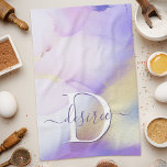 Paño De Cocina Glam Lilac Gold Resumen Paint Elegante Monograma<br><div class="desc">Personaliza fácilmente este estilo glamoroso de pintura de acuarela lila abstracta y el fondo falso de pulverización dorada con tus detalles personalizados.</div>