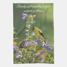 Goldfinch en una flor harebell