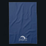 Paño De Cocina Golf Nombre Personalizado Navy Azul<br><div class="desc">Un nombre personalizado con un tipo de letra clásico en una toalla de cocina azul marino con un clip de anillo y un diseño gráfico único de la pelota de golf y el logo del club de golf es un gran regalo de golf o un gran placer para un golfista,...</div>
