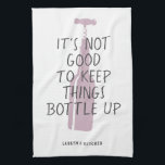 Paño De Cocina Gracioso Wine Lover Nombre personalizado Regalo el<br><div class="desc">Divertida toalla de cocina para amantes del vino con elegante ilustracion de botellas rosadas que dice "No es bueno mantener las cosas embotelladas" con tu nombre o texto personalizado debajo en un moderno diseño de tipografía de moda.</div>