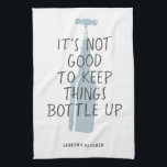Paño De Cocina Gracioso Wine Lover Nombre personalizado Regalo el<br><div class="desc">Comodidad con la toalla de la cocina de los amantes del vino con un elegante ilustracion de botellas de vino azul polvoriento que dice "No es bueno mantener las cosas embotelladas" con su nombre o texto personalizado debajo en un diseño moderno y moderno de tipografía.</div>