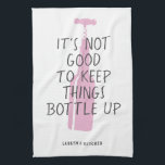 Paño De Cocina Gracioso Wine Lover Nombre personalizado Regalo el<br><div class="desc">Comodidad con la toalla de cocina de los amantes del vino con un elegante ilustracion de botellas de vino rosa que dice "No es bueno mantener las cosas embotelladas" con su nombre o texto personalizado debajo en un diseño moderno y moderno de tipografía.</div>