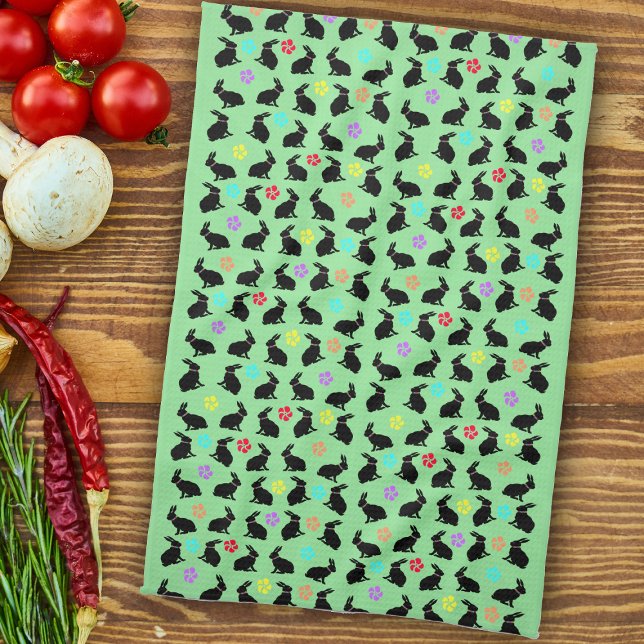 Paño De Cocina Grupo Primavera Negra sentando a los conejos flore (Black silhouette rabbits with colourful flowers on green kitchen towel for spring or Easter.)