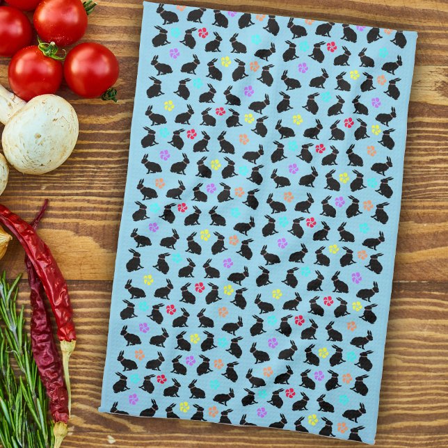 Paño De Cocina Grupo Primavera Negra Sitting Rabbits Flores en az (Black Silhouette sitting rabbits colourful flowers on light blue kitchen towel.)