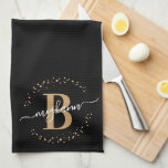 Paño De Cocina Guión de Monograma del nombre de oro negro de moda<br><div class="desc">Girly, trendy, elegante, moderna, en oro negro monograma nombre inicial personalizado toalla de cocina monogramada personalizada. Con un primer monograma y un guión de nombre ondulado en una caligrafía con letras a mano, el tamaño de la letra cruz y el marco de círculo punteado alrededor de tu monograma. Regalo femenino...</div>