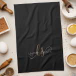 Paño De Cocina Guión femenino de oro negro moderno monogramado<br><div class="desc">Moderna toalla de cocina monogramada con escritura femenina de oro negro. Personalice fácilmente esta moderna y elegante toalla de cocina con su monograma y nombre personalizado.</div>