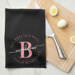 Paño De Cocina Guión monograma del nombre negro rosado de moda Gi<br><div class="desc">Monograma de color blanco rosado y negro, moderno, moderno, moderno, moderno, moderno y moderno personalizado de guion de nombre inicial toalla monogramada personalizada de cocina. Con un primer monograma y un guión de nombre ondulado en una caligrafía con letras a mano, el tamaño de la letra cruz y el marco...</div>