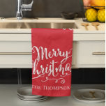 Paño De Cocina Guión navideño rojo personalizado<br><div class="desc">Este diseño presenta una Feliz Navidad,  con escritura caligráfica,  un sencillo regalo verde,  de mantenimiento de la anfitriona,  puedes crear el tuyo propio,  perfecto para el horneado de vacaciones,  un lindo divertido capricho,  perfecto para diversión festiva,  Navidad,  regalo minimalista.</div>