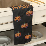 Paño De Cocina Halloween de calabaza negra y Naranja personalizad<br><div class="desc">Añada un toque de encanto espeluznante a su cocina con nuestra toalla de cocina personalizada con un diseño de calabaza naranja y negro festivo. Perfecto para Halloween, esta toalla no sólo es funcional sino también una decoración encantadora para tu hogar. Ya sea que estés preparando un plato o organizando una...</div>