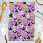 Paño De Cocina Halloween Theme Collage Toss Pattern Purple<br><div class="desc">Este caprichoso patrón de lanzamientos de Halloween está hecho mayormente en naranja y negro sobre un fondo morado claro. Incluye fantasmas blancos, gatos y murciélagos negros, calabazas naranjas y lechones naranjas claros. Es un lindo diseño personalizado que te ayuda a celebrar en tu espeluznante fiesta. Este diseño es adecuado para...</div>