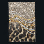 Paño De Cocina Hermosa imagen de animales de moda Leopard Faux<br><div class="desc">Este diseño presenta una hermosa y moderna huella de leopardo con acentos purpurinas. La impresión falsa de un animal de piel está disponible en tonos dorados amarillos, blancos, grises, marrones, negros y crema. La imagen es moderna y de moda, con elementos artísticos y de diseño que gustarán. Es perfecto para...</div>